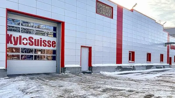 Индивидуальный подход: промышленные ворота ProPlus в фирменном стиле компании «КсилоСвисс»