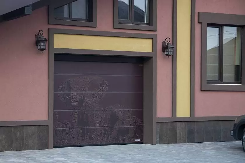 От идеи — к воплощению: компания LUXDOR установила гаражные ворота с уникальным принтом
